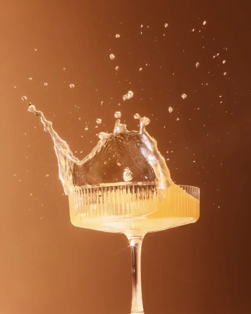 Photographie culinaire d’un cocktail prise en studio à Toulouse, mise en scène avec un éclairage professionnel.
