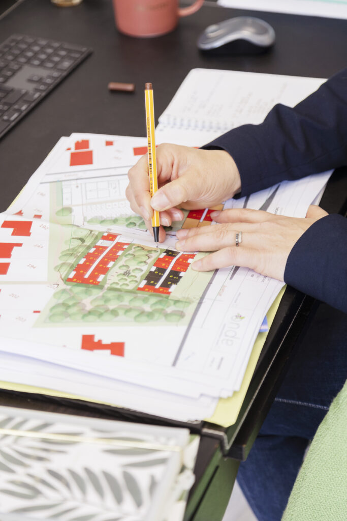 Photographie corporate Toulouse – Collaboration d’équipe sur des plans d’aménagement urbain chez APUC